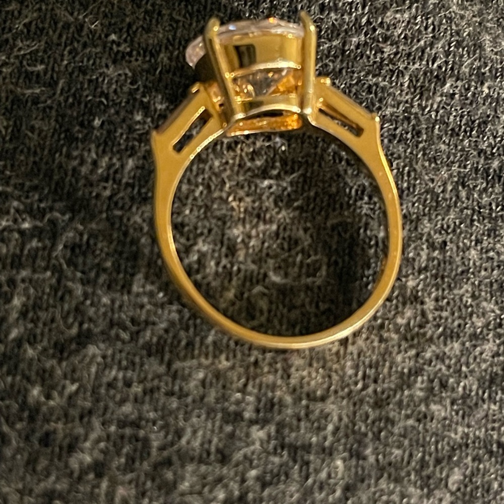 Beautiful Yellow Setting - Picture 4 of 4